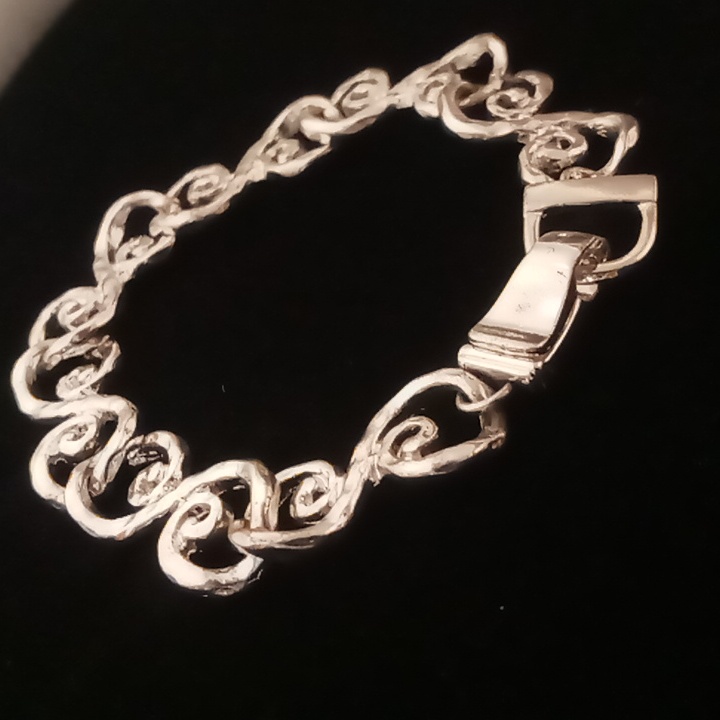 Swirls Of Love Silver Plated S Link Bracelet Hammered With A Magnet Clasp 16$